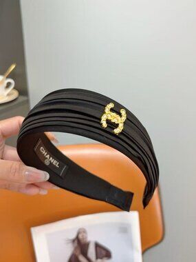 ✨Chanel headband new✨